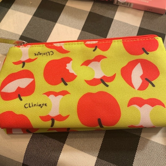 NIP Clinique Makeup Bag with full size lipstick - Picture 3 of 11